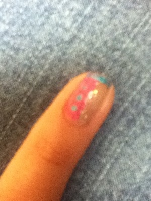 This design is just something simple with three blue dots on the pink side and a thin blue line on the tip:)