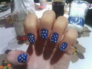 blue nails with lil points <3