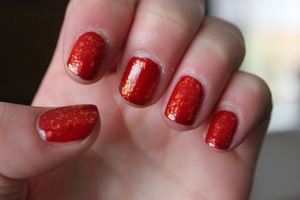 Essence special effect topper - multi sparkle
Base: Rimmel - Riviera Red

Picture is taken without flash. It looks better in real, taken a good picture was hard!