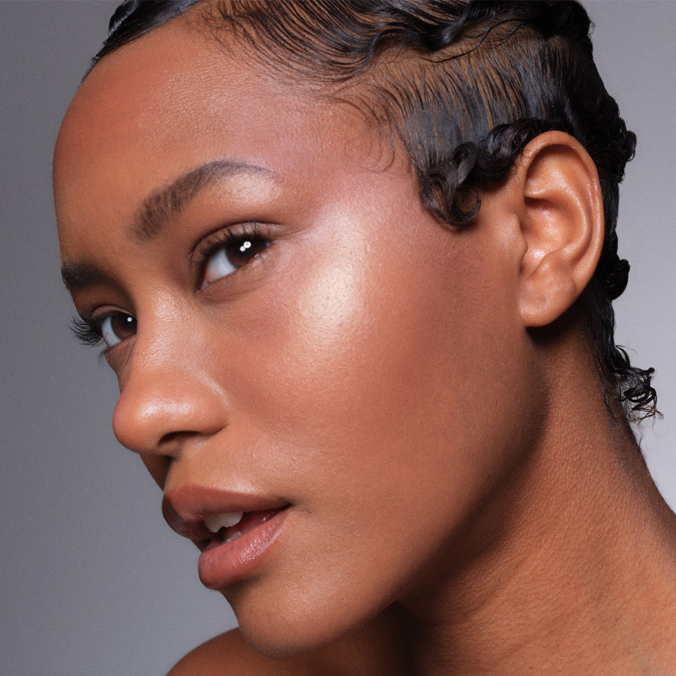 Kevyn Aucoin model wearing the The Sensual Skin Highlighter in Supernova
