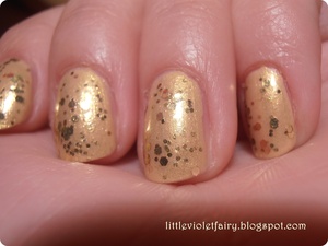 Even though Christmas time passed, this manicure I realy love. It's the combination of golden nail laquer, and golden flakies. :)