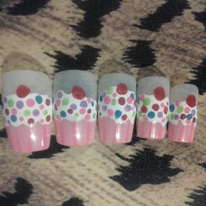 http://etsy.com/shop/JennysObsession
12 predesigned nails for $4