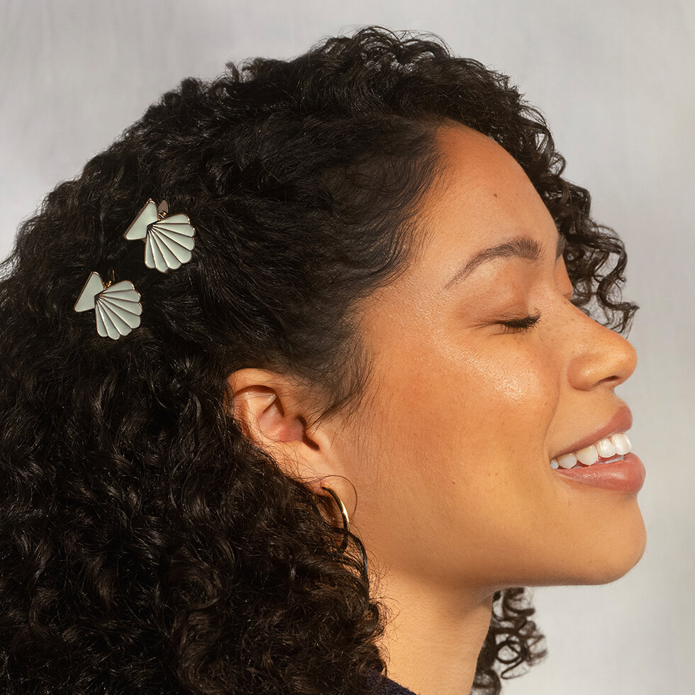Model wearing Kitsch Metal Clam Shell Hair Clip