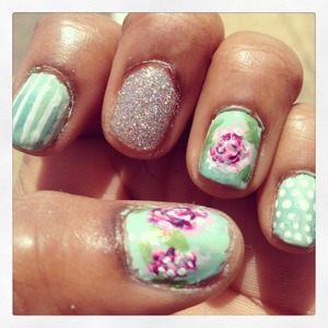 These might be the best nails I've ever done! I'm mesmerized by the glitter and I'm so proud of my hand drawn flowers 