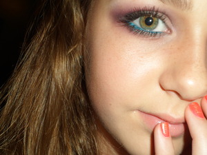 Here i am using wet n wilds Lust palette. I also added a pop of color with an aqua eyeliner on my wate line :)