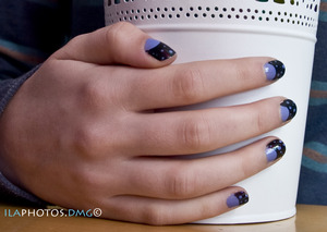I used KIKO COSMETIC's nail-polish
#338 (light lavender)
#275 (black)
#200 (transparent)


