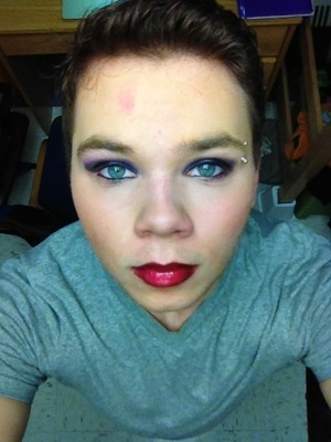 Steel blue/grey eyeshadow 
Red lips lined with dark brown liner.
Some contour on the cheeks. 