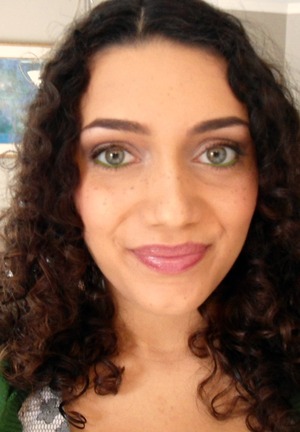 http://lizzielovesmakeup.blogspot.com/2012/02/neutral-daytime-eyes-with-pop-of-colour.html