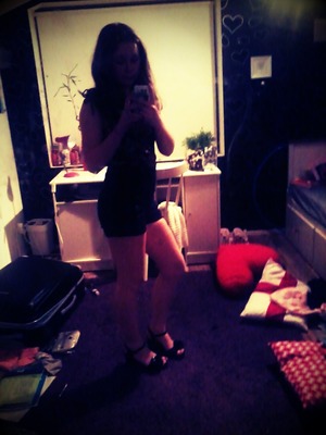 This is the outfit I'm wearing to Australia :) 
Shoes: Prerium 20€
Top: Crossroads 
Shorts: Gina Tricot 

Sorry for my messy room (; xx