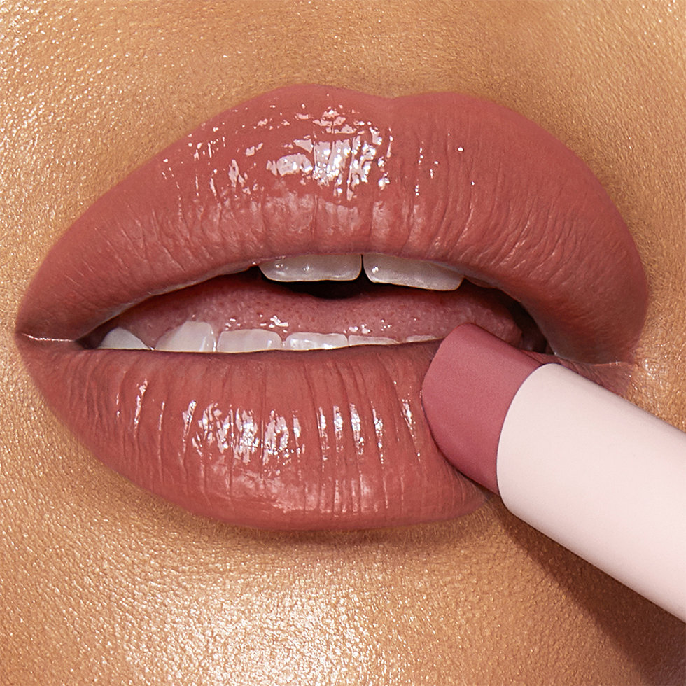 Charlotte Tilbury Hyaluronic Happikiss Pillow Talk Lip Model Image