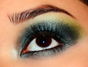 Frosty gradient eye with a hint of lime green.