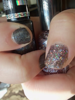 The thumb nail has Strobe Light over a thin coat of HITS Speciallita's Zeus, from the NO Olimpo collection, everything else has two thick coats of the HITS nail color. 