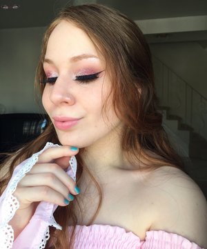 OOO do I just LOVE glitter! Here is another Easter option, my cuties.
http://theyeballqueen.blogspot.com/2017/04/feminine-easter-makeup.html