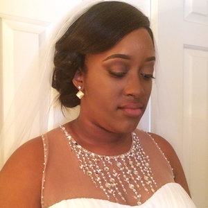My lovely bride wanted a soft and natural look for her wedding so I paired her with a smoked out cut crease and a nude pink lip to finish off the look. 