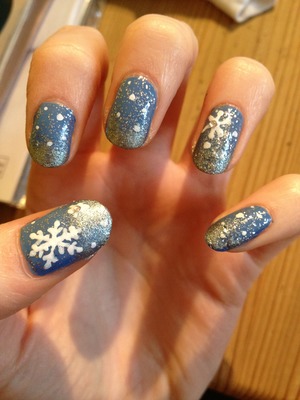 An easy winter themed nail design.