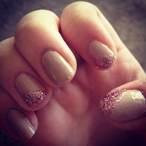 Nude glitter nails