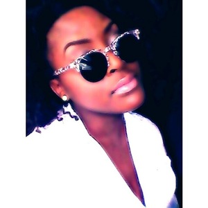 There is anything that screams MAKEUP but I love my sunglasses, it's very Lisa Bonet inspired. I complimented it with a bold pink lipstick, pearl earrings and a classic white button down. And this is my photo editing work as well. 
