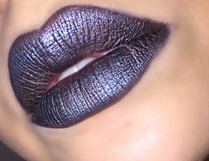Bold Black Glimmer Lips