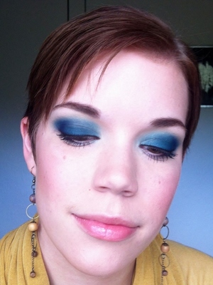 Matte petroleum-blue eyeshadow, black geleyeliner together with a warm pink blush and lipgloss