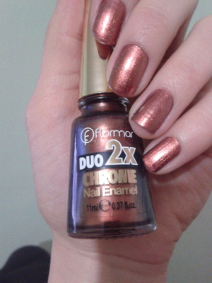Cupper and golden nails with one nailpolish