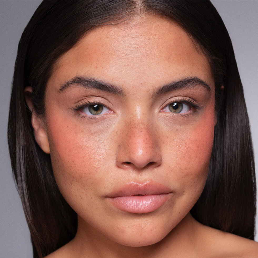 Kevyn Aucoin model wearing the Sensual Skin Blush in Innocence
