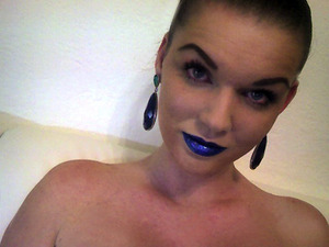 http://missbeautyaddict.blogspot.com/2012/03/blue-lips.html