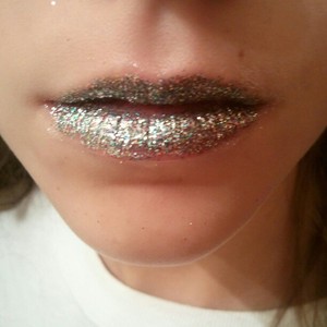 I did just as the other set of lips, just with a different colour glitter. 