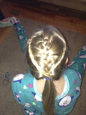 It's a French braid with little braids please comment 