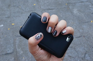 my nail design black and silver with an ipod