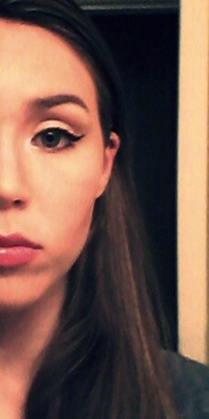 summer make up, bronze and gold colors, bright pink/red lipstick, contoured face 