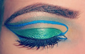 first i made a line with a green pencil in the mobile eyelid to divide the colours. Then i applied a green pencil (ULTIMAII 05) as a base and i put on it a deep green shadow (sephora). After i made, little bit over the crease, a line with a blue eyeliner (revlon colorstay liquid eyeliner 05 royal), then i applied just under this i applied a yellow shadow (which i don't know the brand but it's n° 13 sunny yellow) in the crease in the first half and in the second half a violet (kiko cosmetics) then over the blue eyeliner i made a teal shadow. With the blue eyeliner i make an arabic drawing in the inner corner. Finally i put a white pencil (mastemi 38) inside the eye.