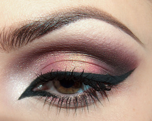 Graphic eyeliner  
a tutorial for this look can be found here http://www.snobka.pl/artykul/makijaz-na-halloween-hinduska-ksiezniczka-12599#add-comment