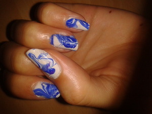 blue and white water marble nails <3