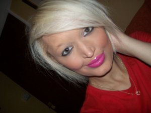 This was a random makeover
I never usually wear dark makeup or pink lipstick but i tryed it.