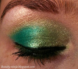Green shadow is Urban Decay e/s in Graffiti. Other colors are from an unnamed palette from Icing. :(