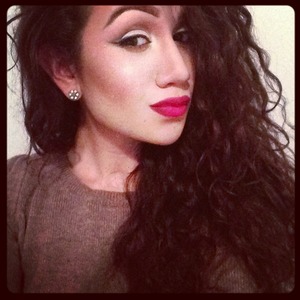Love a red lip with brown smoked out eye 
