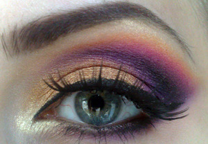 "Indian Bridal" inspired makeup
http://www.staceymakeup.com/2011/11/tutorial-indian-bridal-makeup.html