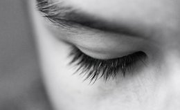 Can Natural Oils Give You Longer, Thicker Lashes?