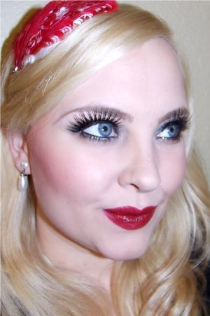 Burlesque Look from a different angle, silver glitter liner in all <3