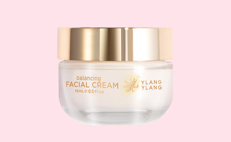 Get a free Fleurissent Rebalancing Ylang Ylang Facial Cream (15 ml) when you purchase a Rejuvenating Peony 2-in-1 Facial Mask & Exfoliator or Rejuvenating Peony Facial Cream in size 50 ml.