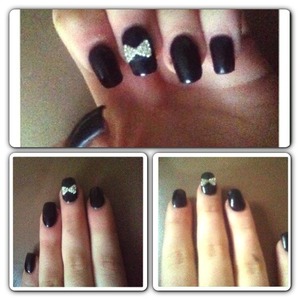 Black acrylics with diamond bow done by Kirsty 😊
