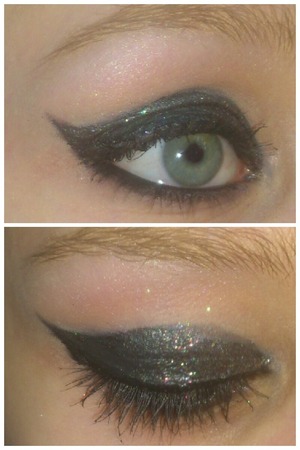 Black/Dark-grey winged eyelook. 
With a lot of glitter!