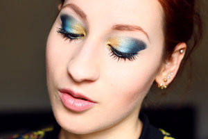 More photos and information here:

http://www.rauschgiftengel.com/2013/04/make-up-sultry-thursday-blue-and-gold.html