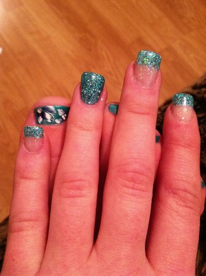 Color of the year nails! Pantone announces emerald green <3 fun nails for hands and toes ! I love glitter! 