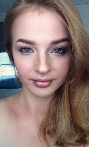 So alot of people has been commenting on my pics that i look like Miranda Kerr, i reallt dont see it myself, but i did this makeup looking at a few pics of her, trying to create her face in mine haha. Still dont see it, but.. What do you think?