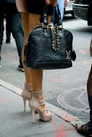 This bag an shoes look amazing