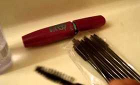 Refresh your mascara without taking off all of your eye makeup!! (Only 2 mins too!)
