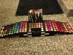 Eyeshadow, lipgloss, highligther, eyeliner, top coat and more❤