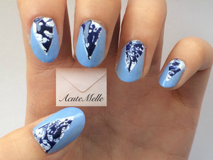 Pretty blue partial splatter nail art!
Tutorial here: https://www.youtube.com/watch?v=IkNGGPlrq_Q