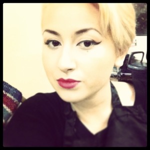 Simple makeup, foundation, peach colored blush, to get the vintage look is mostly the eyeliner and the red lips ;).